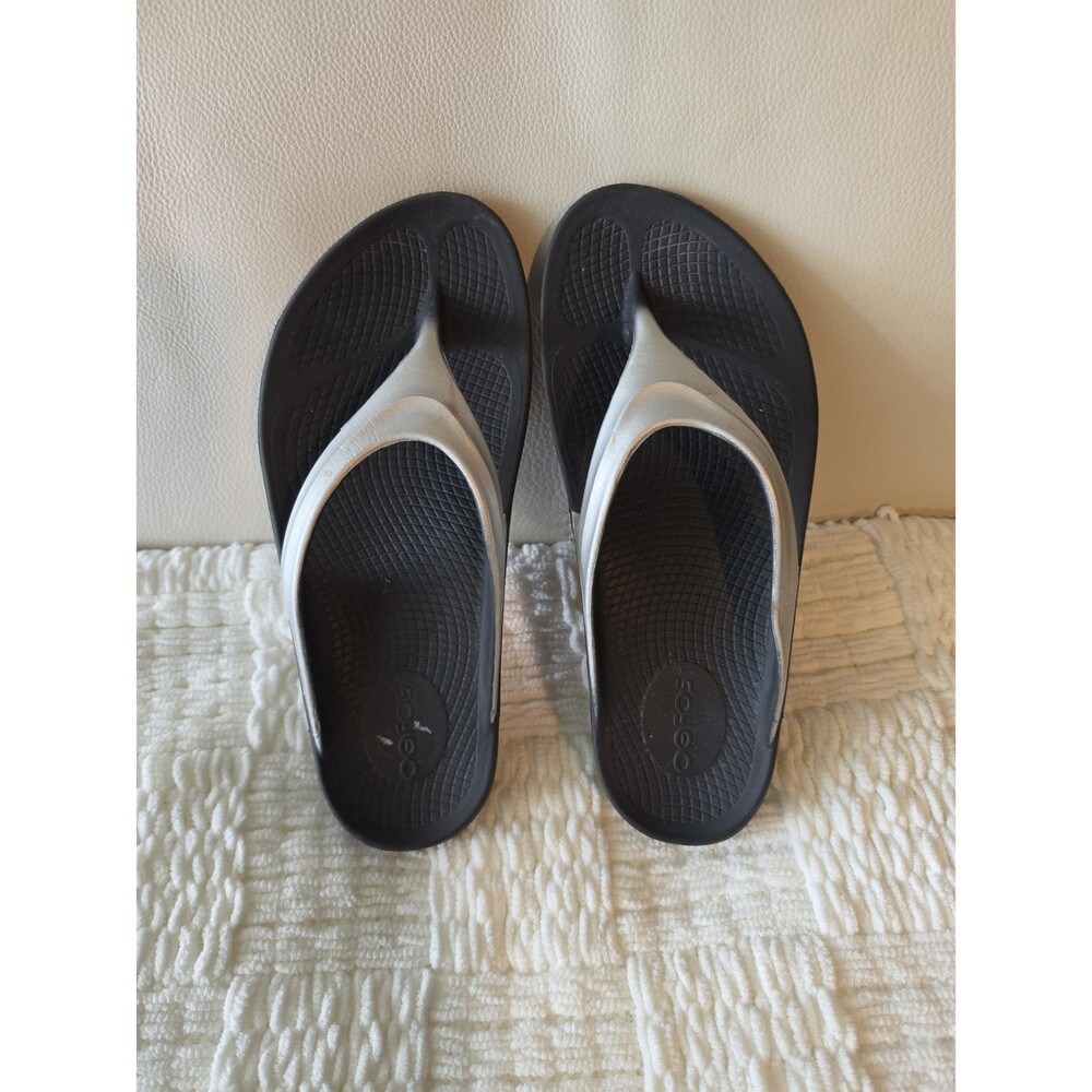 OOFOS Black and Silver Flip Flops Sandals Sz 8